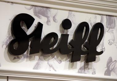 1880 entwickelte Margarete Steiff das erste textile weich gestopfte Spieltier. Bild Steiff Logo