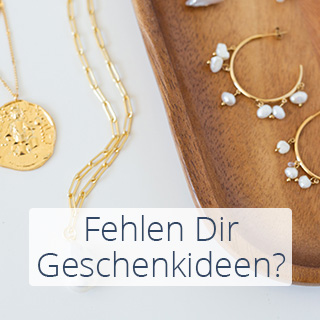 Verschiedener Schmuck auf hellem Hintergrund