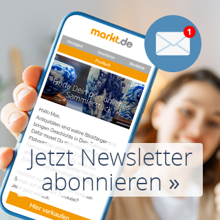 Bild einer Frau mit Handy, darüber der Schriftzug: Jetzt Newsletter abonnieren