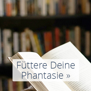 Offenes Buch vor Bücherregal
