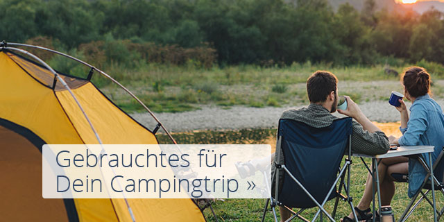 Campingtrip, Paar vor Zelt auf Campingstühlen