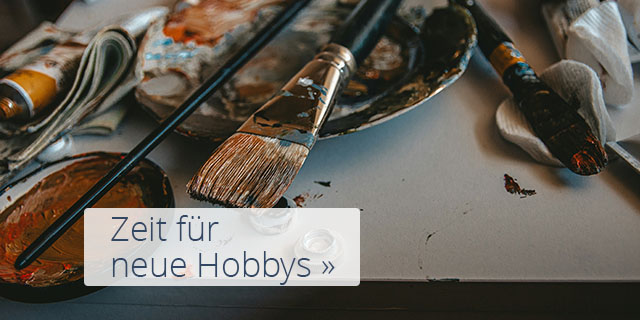 Malutensilien auf einem Tisch mit der Überschrift Zeit für neue Hobbys