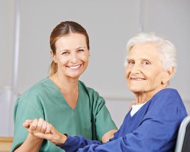 Bild von Altenpflegerin mit Seniorin in Seniorenresidenz