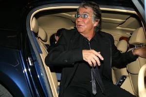 Bild Roberto Cavalli steigt aus einem Auto