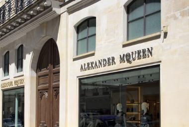 Der Designer galt dank skandalöser Modeschauen als 'enfant terrible' der britischen Modeszene. Bild Geschäft der Marke Alexander McQueen