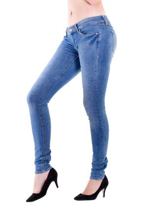 Die Jeansmarke Seven 7 vereint erstklassige Materialien mit kalifornischem Stil. Bild Frauenbeine in einer blauen Jeans