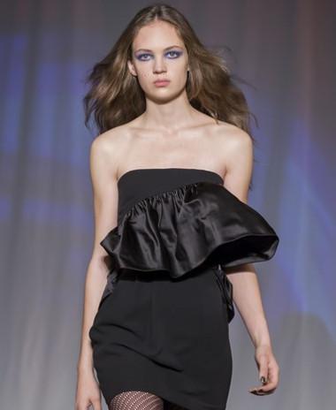 Jill Stuart verkaufte im Alter von 15 ihre erstes Schmuckstück Bild Model im schwarzen Kleid