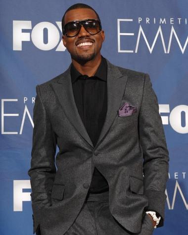 Bild Kanye West im dunkelgrauen Anzug
