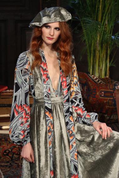 Die Mode von Mara Hoffman ist inspiriert von Natur und Fanatsy. Bild Model trägt Mara Hoffman