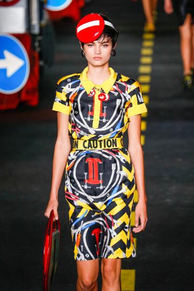 Mode von Moschino wird beeinflusst von Dadaismus und Surrealismus. Bild Model trägt Moschino
