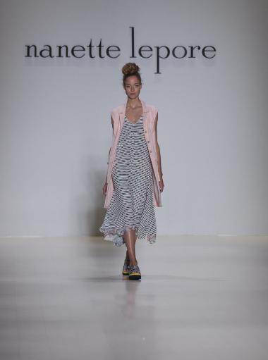 Bild Model trägt Nanette Lepore