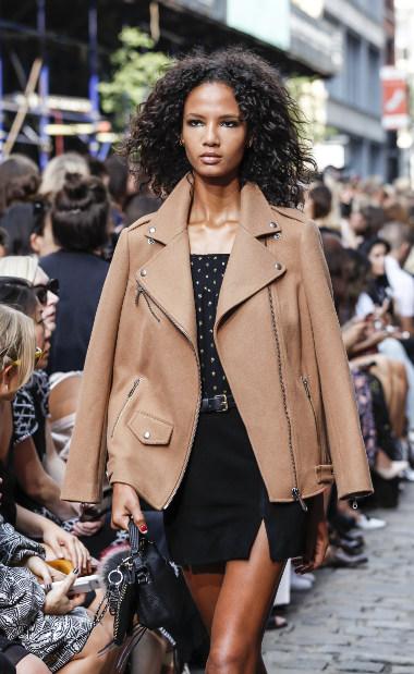 Accessoires und Mode für Männer werden unter der Marke Uri Minkoff vertrieben. Bild Model trägt Rebecca Minkoff