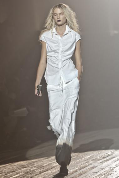 Der Designer Yamamoto trägt den schwarzen Gürtel in Karate. Bild Model trägt Yohji Yamamoto