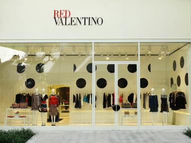 Für die Kampagne der Winterkollektion 2016 engagiert die Marke die britische Popsängerin Birdy. Bild Geschäft der Marke Red Valentino