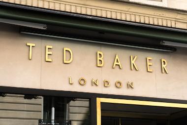 Die Anfänge des Labels lagen 1987 in Glasgow, wo sich das Unternehemn auf Herrenshirts spezialisierte. Bild Ted Baker Logo