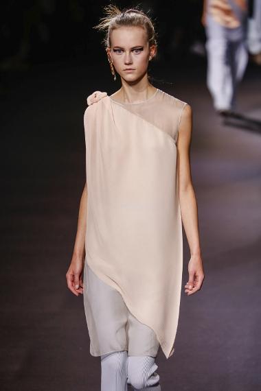 Seit 2012 ist die kasachisch-russische Unternehmerin Goga Ashkenazi Eigentümerin des Vionnet Unternehmens. Bild Model Kleid Vionnet