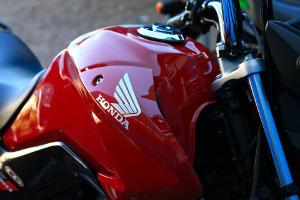Bild rote Honda mit Logo