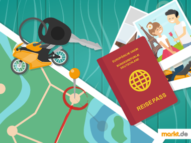 Bild Weltkarte mit Reisepass und Schlüssel