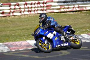 Im Jahr 1964 gewann Yamaha den Titel in der Motorradweltmeisterschaft. Bild blaue Rennmaschine von Yamaha