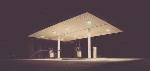 Bild leere Tankstelle bei Nacht