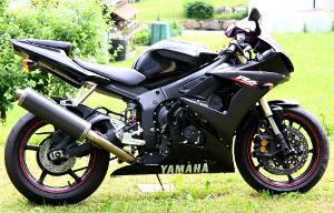 Yamaha hat ein breites Produktsortiment von Enduro über Supersportler bis hin zu Choppern Bild schwarzes, sportliches Motorrad