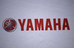 Yamaha erreichte mit dem Big-Red-Motorrad einen Geschwindigkeitsrekord. Bild rotes Yamaha Logo