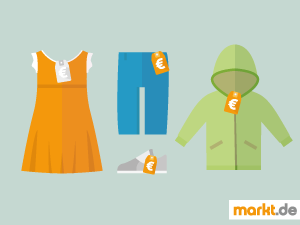 Kosten für gebrauchte Kinder Kleidung Bild oranges Kinderkleid, Kinderjeans, Kinderschuhe und grüne Kinderjacke