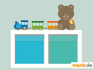 Gebrauchte Dinge für Kind und Kinderzimmer Bild blaue Boxen, Spielzeugzug und brauner Teddybär