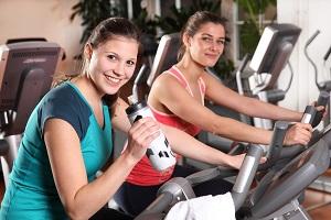 Egal ob Fitness, Bauch-Beine-Po oder Handball - beim Sportangebot ist für jeden etwas dabei. Bild Frauen beim Fitness