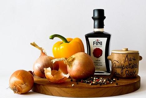 Eine gesunde Ernährung ist in der Schwangerschaft sehr wichtig. Paprika, Zwiebeln und Öl