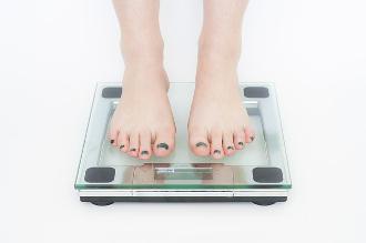 Abnehmen ist für Übergewichtige die wirksamste Methode gegen Schnarchen.