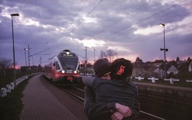 Bei einer Fernbeziehung gehören Abschiede am Bahnhof meistens dazu.