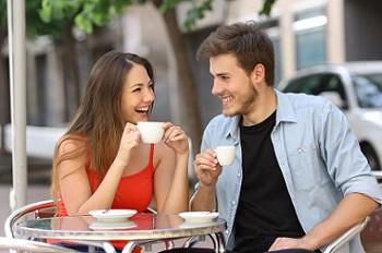 Frau und Mann beim Kaffee trinken