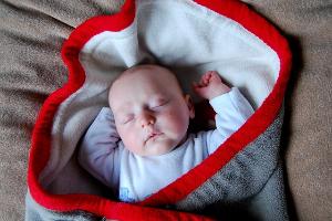 Bild Baby im Schlafsack aus einer Decke