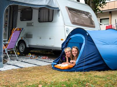 Bild: Wohnwagen und Zelt