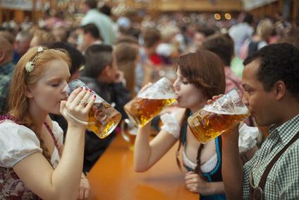 Bild Bier trinken am Wiesntisch