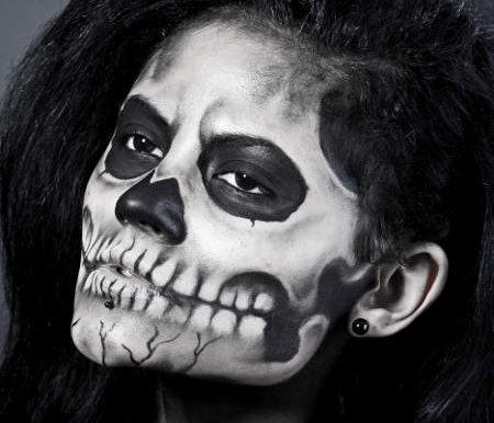 Bild von Frau mit Skelett geschminkt
