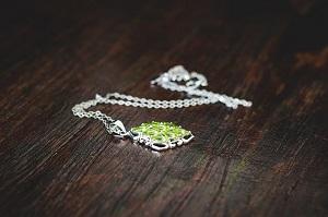 Bild Halskette mit grünem Stein