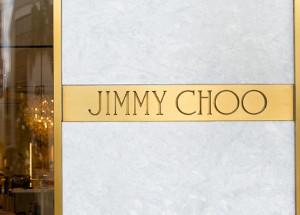 Bild goldenes Jimmy Choo Logo an Hauswand
