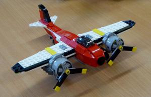 Bild buntes Legoflugzeug
