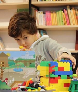 Bild Kind mit Lego