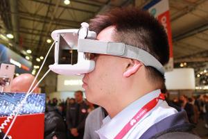 Bild Mann mit VR Brille
