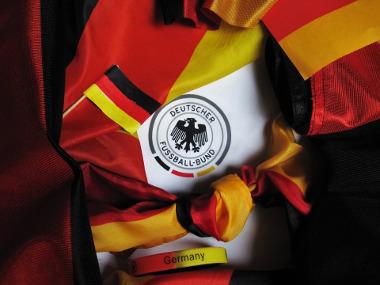 Leider dauert die Kommunikation zwischen dem Hauptschiedsrichter und den Videoreferees meist noch zu lange. Bild DFB Trikot und deutsche Flaggen