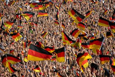 Die deutschen Fußballfans fiebern der Entscheidung über den Kader schon lange entgegen. Bild Fußballfans im Stadion