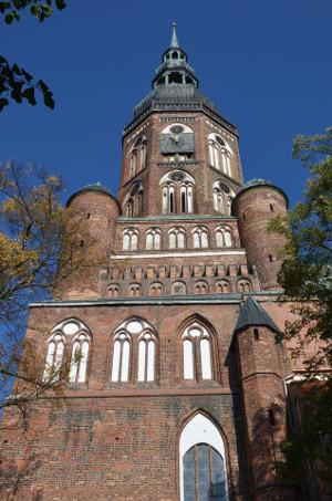 Die Stadt ist besonders im Sommer sehr kulturell interessiert. Bild Kirche in Greifswald