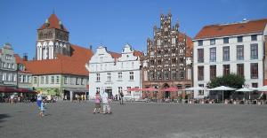 Wegen der kurzen Wege in der Stadt, ist ein Fahrrad super geeignet um von einem Ort zum nächsten zu kommen. Bild Marktplatz in Greifswald