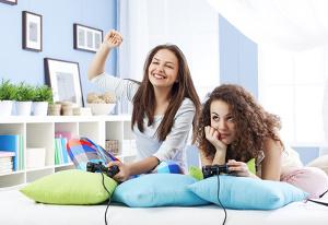 Bild Junge Frauen spielen mit der PlayStation 2 