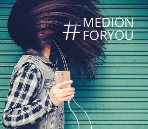 MEDION gehört zur Lenovo-Gruppe Grafik Werbeslogan MEDION for you mit Frau die Musik hört