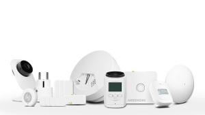 Bild mehrere MEDION Smart-Home Geräte vor weißem Hintergrund