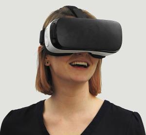 Bild Frau mit VR-Brille